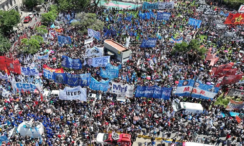 Multitudes protestan contra reformas de Milei
