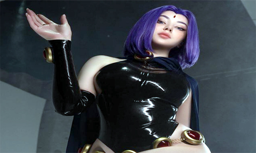 Alina Becker en perfecto cosplay de Raven de Teen Titans