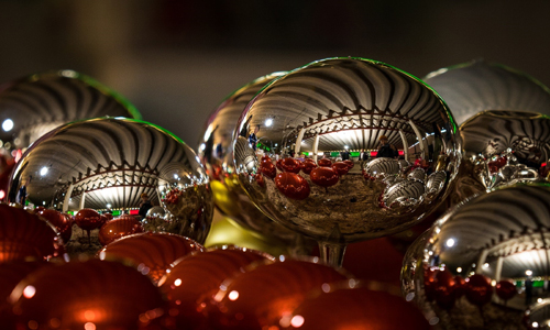 Familias artesanas de Xonacatlán elaboran esferas navideñas