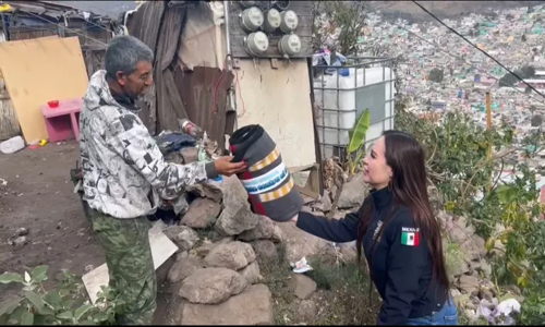 DIF Ecatepec reparte cobertores a familias afectadas por el frío extremo