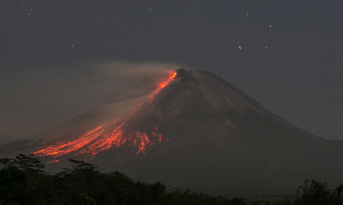 Habitantes evacuados tras nueva erupción del volcán indonesio Marapi