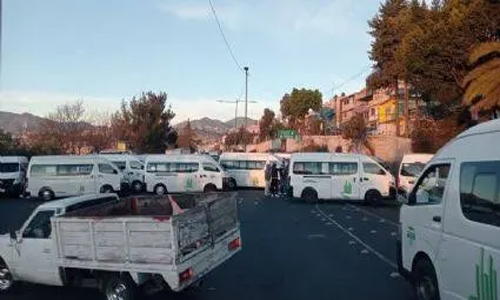 Transportistas de Ruta 21 mantienen bloqueo en la Naucalpan-Toluca
