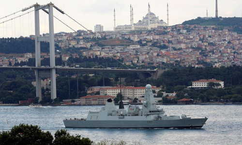 Turquía niega haber permitido el paso de buques cazaminas