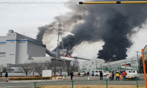 Explota y se incendia central térmica en Japón