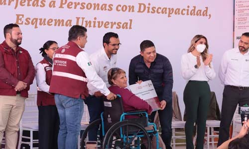 Estado y federación dan tarjetas de apoyo a personas con discapacidad