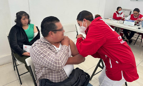 Acerca Cruz Roja vacuna Pfizer contra Covid-19 a vecinos del Valle de Toluca