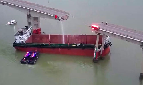 Choque de buque portacontenedores contra un puente vehicular en China