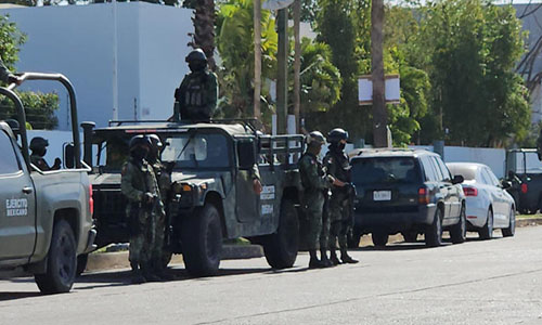 Ejército rodea fraccionamiento en Culiacán; revisan autos e identificaciones de residentes