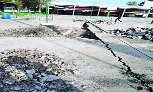 En Chimalhuacán peligro en escuela primaria por socavón y daños estructurales
