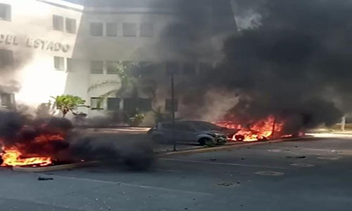 Estudiantes de Ayotzinapa incendian vehículos en la Fiscalía de Guerrero