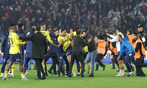 Hinchas del Trabzonspor agreden a jugadores del Fenerbahce en Turquía