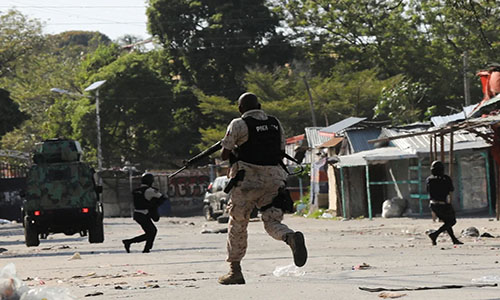 Pandillas y policías se confrontan por la capital de Haití