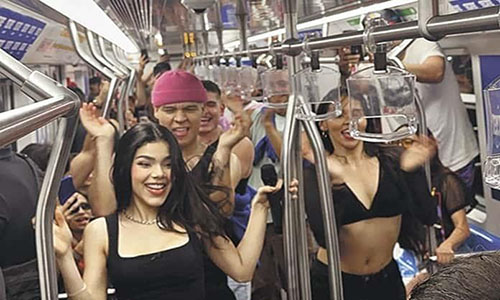 Kenia Os sorprende a fans con show en metro de Monterrey