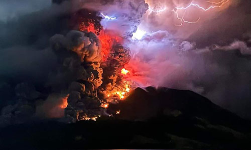 Estratovolcán de Indonesia entra de nuevo en erupción