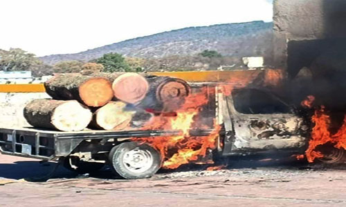 Calcinan vehículo en protesta por la tala ilegal en Mimiapan, Xonacatlán