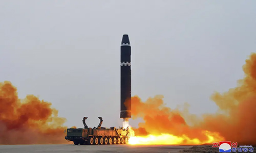 Norcorea prueba un misil balístico