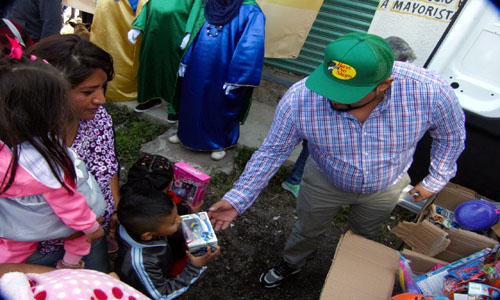 Sexto regidor Cristian Castillo entrega juguetes de Reyes Magos en comunidades de Chalco