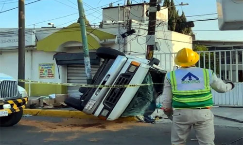 Vuelca camioneta en la Toluca – Palmillas