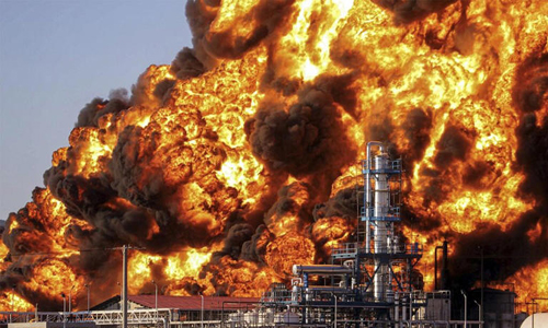 Gigantesco incendio consume refinería al oriente de Irán