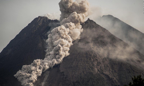 Evacuan a miles por erupciones en el monte Merapi