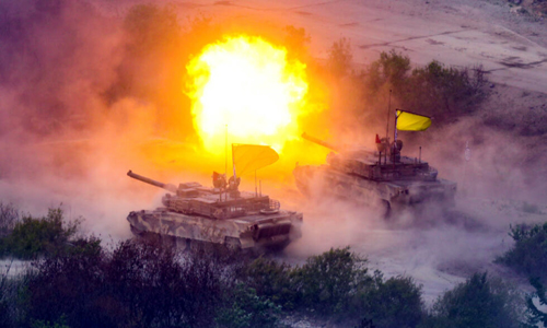 Ejército surcoreano realiza ejercicios de artillería con fuego real