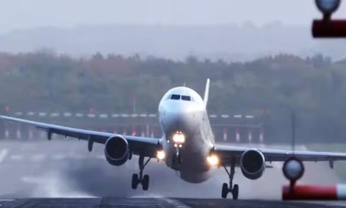 Aviones luchan por aterrizar en medio de una fuerte tormenta en Londres