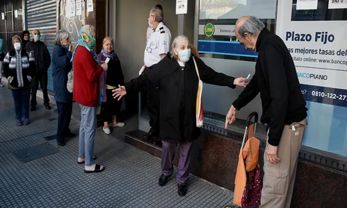 Suspenden acceso a créditos sociales para jubilados y pensionados en Argentina