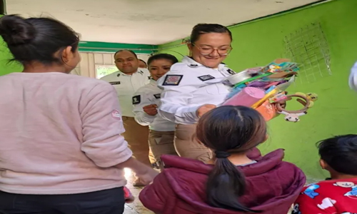 Policías de Nezahualcóyotl reparten juguetes a niños  de bajos recursos