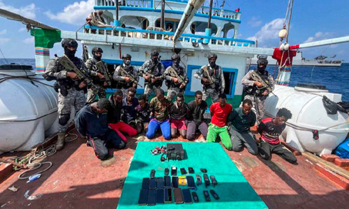 Armada de la India rescata un barco pesquero retenido por piratas somalíes