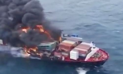 Barco mercante es alcanzado por un misil frente a Yemen