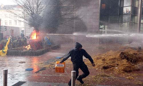 Agricultores encienden barricadas y atacan barreras policiales durante cumbre de la UE