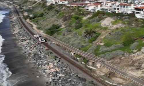 Cierran vías ferroviarias en California debido al deslizamiento de tierra