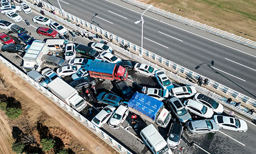 100 coches chocan en una autopista en China
