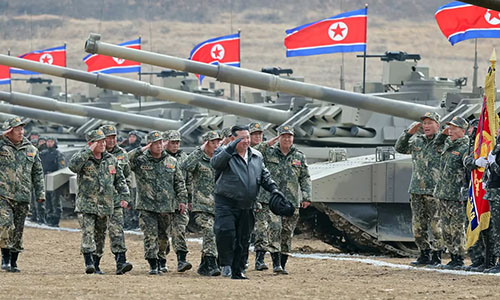 Kim Jong-un inspecciona ejercicios de una división de tanques de élite