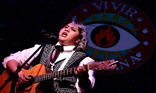 Vivir Quintana celebra vida de mujeres con emotivo concierto