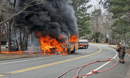Autobús de secundaria se incendió de camino a Universal Studios