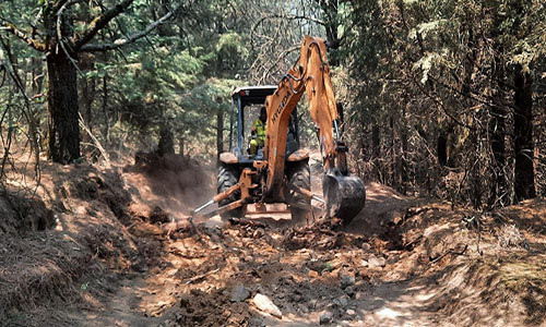 Junta de Caminos del Edoméx se suma para combatir el incendio forestal en Jilotzingo