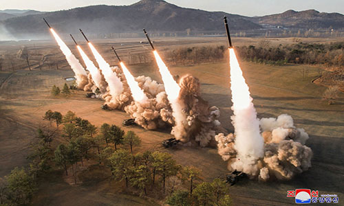 Kim Jong-un dirige las pruebas del sistema ultragrande de lanzacohetes múltiples