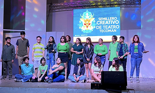 Jóvenes participantes de Teatro en Tecomán, Colima