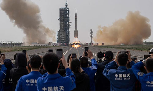 China apunta a llevar astronautas a la Luna para 2030