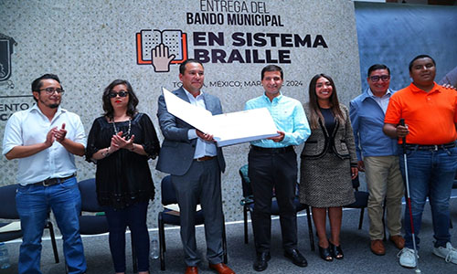 Toluca entrega Bando Municipal en Braille