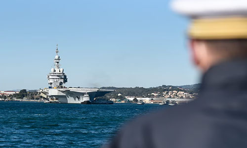Armada francesa se entrena para una guerra, dice un contralmirante