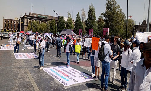 Comunidad del Tecnológico de Toluca se manifestaron frente a palacio de Gobierno