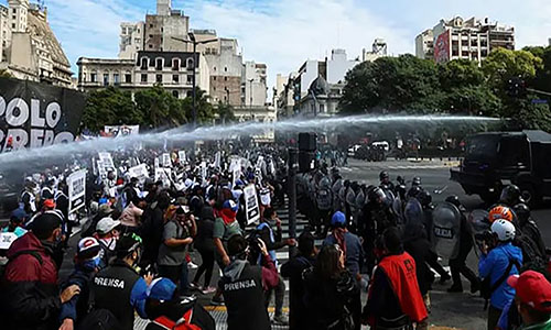 Policía reprime manifestación contra medidas económicas de Milei