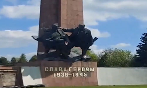 Tumban en Ucrania monumento a soldados soviéticos caídos en la SGM