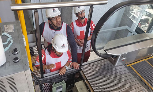 Capacitan personal de Cruz Roja Mexicana para rescate de personas atrapadas en elevadores