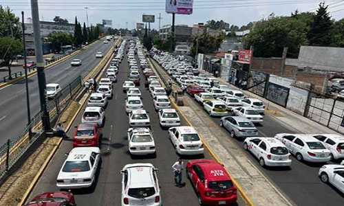 Taxistas bloquean carriles centrales de Paseo Tollocan