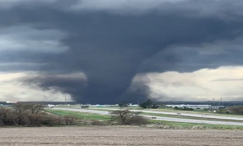 Potentes tornados azotan varios estados de EE.UU