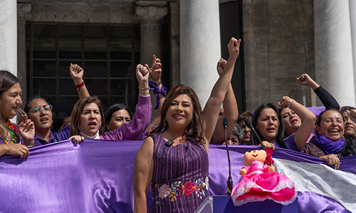 Suma Clara Brugada respaldo de mujeres involucradas en la política