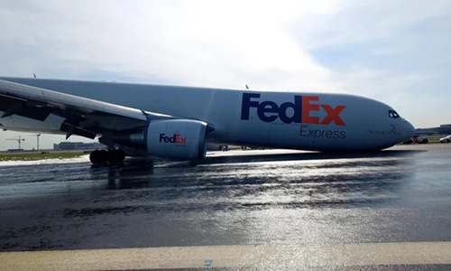 Avión de carga aterriza en Estambul sin tren de aterrizaje delantero